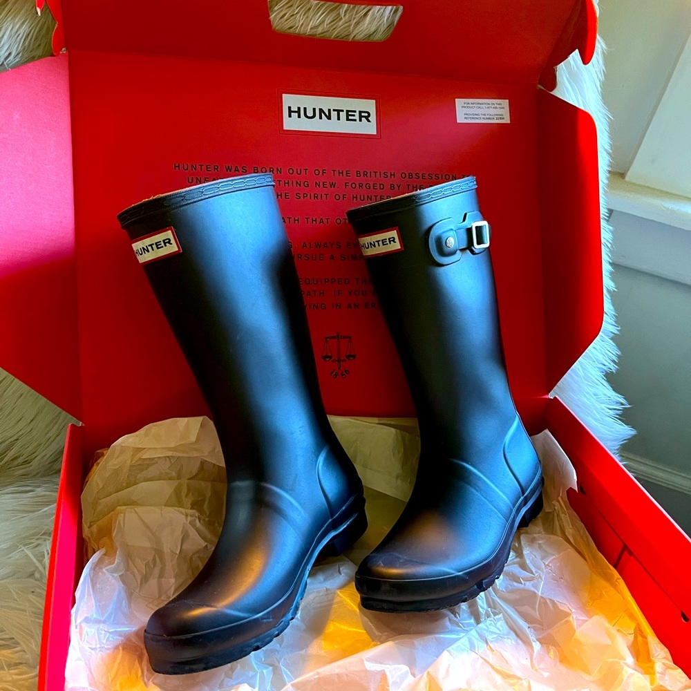 Like new big boys Hunter Rainboots. Navy blue,size 3.
